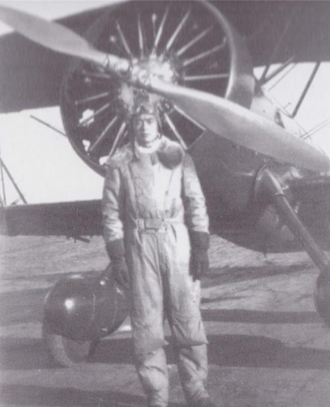 張光明於抗戰期間與戰機合影(王立楨授權提供)