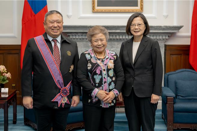 蔡英文總統頒授中華奧林匹克委員會主席林鴻道「一等景星勳章」(總統府提供)