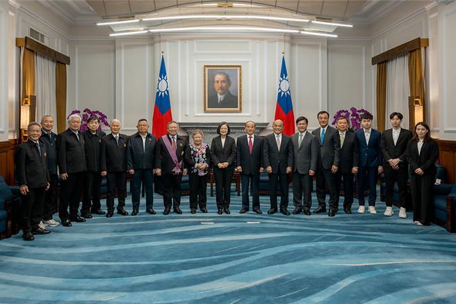 蔡英文總統頒授中華奧林匹克委員會主席林鴻道「一等景星勳章」(總統府提供)