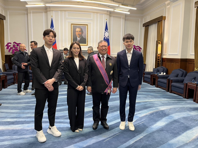 中華奧會主席林鴻道（右2）頒授「一等景星勳章」，表彰他對台灣體育的貢獻，桌球選手林昀儒（右1）、游泳選手王冠閎（左1）、舉重選手郭婞淳（左2）到場觀禮。（中華奧會提供）