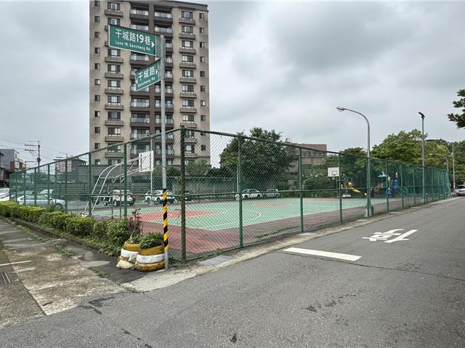 龍潭警分局周邊車位不足，民代建議籃球場改建停車場。(呂筱蟬攝)