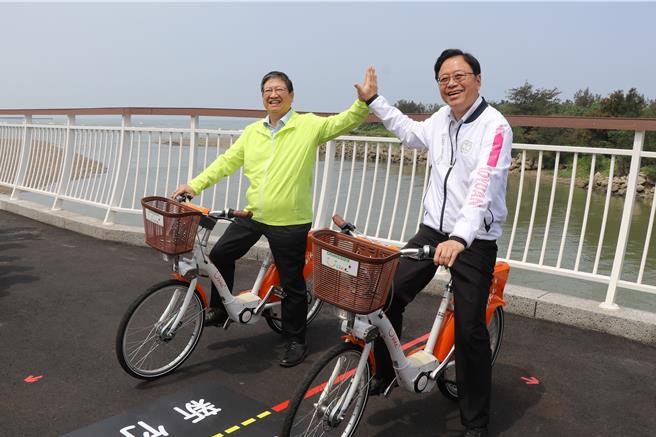 双新自行车道11日通车启用，桃园市长张善政与新竹县长杨文科击掌欢庆通车。（蔡明亘摄）