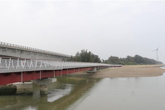 串联桃园市新屋与新竹县新丰的双新自行车道，一旁就是美丽滨海风光。（蔡明亘摄）