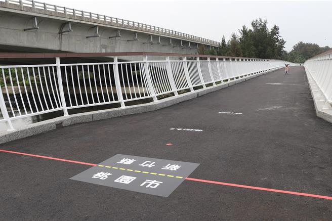 双新自行车道跨越桃园市与新竹县交界。（蔡明亘摄）