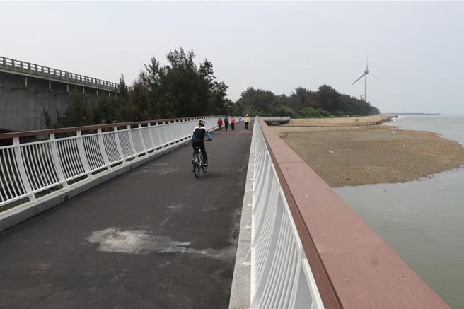 串联桃园市新屋与新竹县新丰的双新自行车道，11日正式通车启用。（蔡明亘摄）