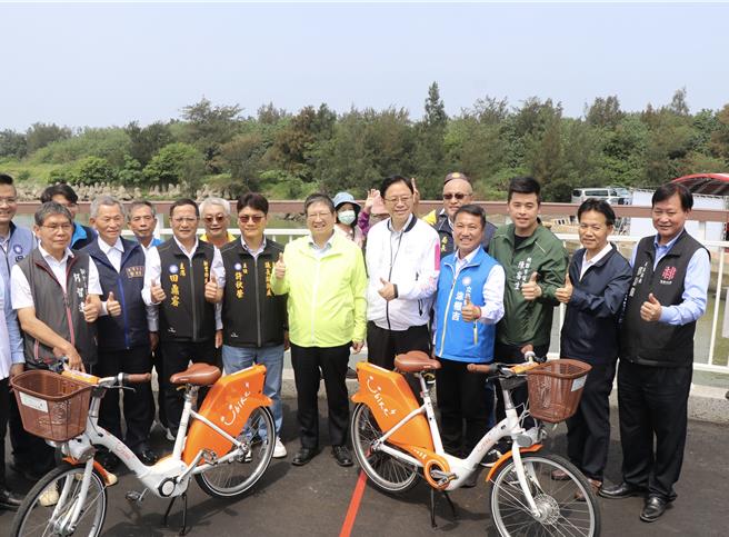 中央与地方斥资近8000万元打造串联桃园市新屋与新竹县新丰的双新自行车道。（蔡明亘摄）