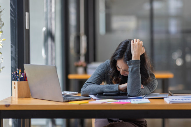 公務員看搞笑片看到哭，一票人爆共鳴。（示意圖：shutterstock／達志）