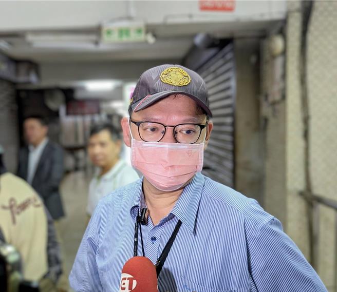 基隆市政府都市發展處副處長謝旻成表示，相關的建物受損認定，需要技師公會的認定，目前都發處僅針對一處暖暖區的建物開出黃單。（張志康攝）