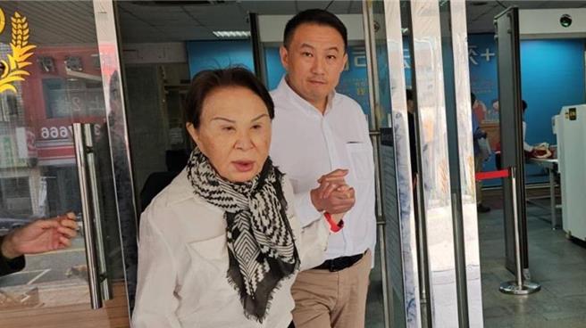 大鲁阁钱总经理谢国栋（右）。（资料照）