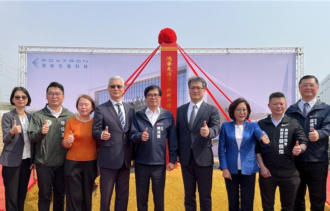 高雄市长陈其迈（中）、鸿华先进科技总经理李秉彦（右四）、高雄市议长康裕成（右三）11日出席鸿华先进桥科电动巴士厂动土典礼。（林瑞益摄）