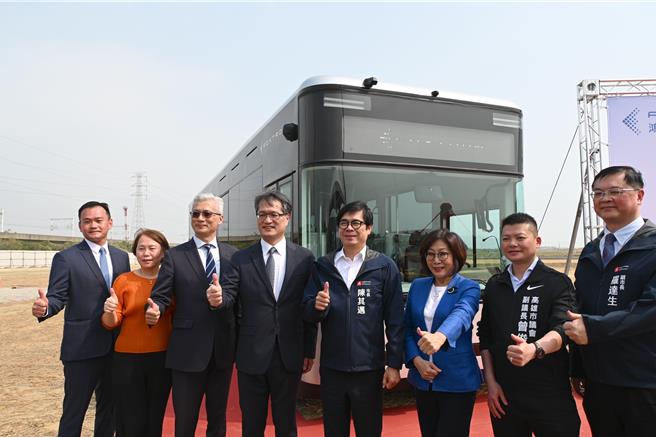 高雄市长陈其迈（右四）、鸿华先进科技总经理李秉彦（左四）等人11日在鸿华电动巴士前合影。（林瑞益摄）