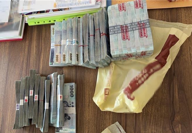 高雄检调查获张男为首的非法投资吸金集团，查扣现金700多万元。（民眾提供）