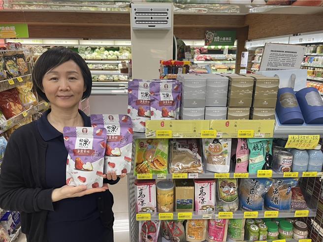 高雄市六龜農會為了幫農民開拓蜜風鈴蓮霧市場，與型農蕭旦倫合作，將蜜風鈴蓮霧以冷凍乾燥技術做成凍乾，研發出「好結果蓮霧果脆」。（林雅惠攝）