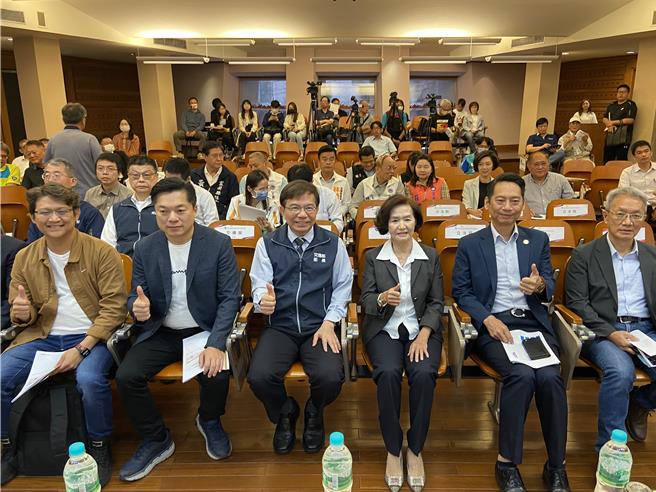 交通部长王国材（左三）与立法院交通委员会今（11日）考察宜兰地区交通建设。（吴佩蓉摄）