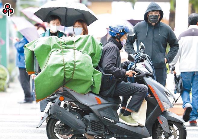 劳动部近日发布函释指出，为防范投保单位未依规定办理投保手续，将给付成本转嫁由其他投保单位的道德危险，因此如果投保单位事后为劳工补投保当天发生职灾，劳保局仍会给付该名劳工相关给付，但也会要求事业单位缴回给付金额。（报系资料照）