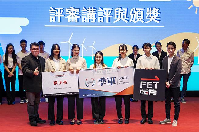 中山大學「猴小孩」獲得本屆ATCC 季軍，將與遠傳攜手落實「心聲音」計畫，遠傳資訊暨數位轉型科技群執行副總胡德民(左一)現場為同學加油。（遠傳提供）