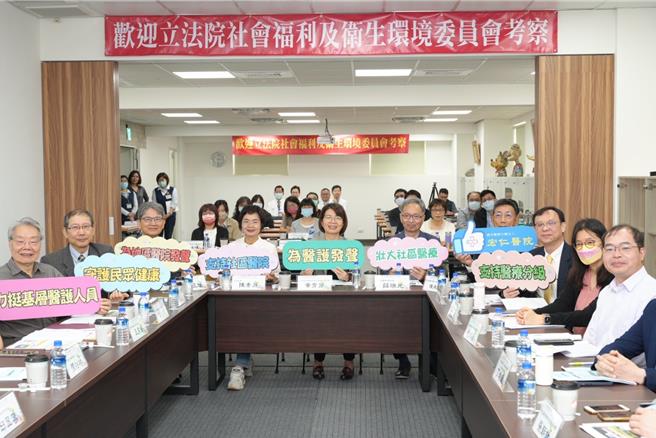 立法院卫环委员会与卫福部长薛瑞元11日到彰化县考察员林市宏仁医院等地区医院。（宏仁医院提供／孙英哲彰化传真）