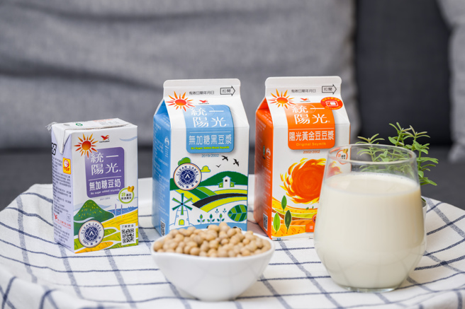 营养师建议，改变蛋白质的摄取可以从简单的小地方开始着手，例如早餐饮品可以选择豆浆来代替动物性蛋白质，因豆浆中的大豆蛋白、大豆卵磷脂、大豆异黄酮，堪称黄金三角营养。 (图/统一企业提供)