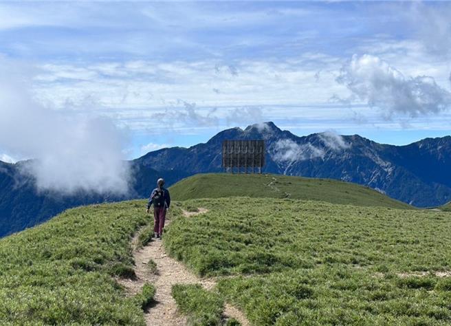 0403花蓮大地震重創太魯閣國家公園，太管處考量轄內合歡山地區受地震影響對園區低海拔地區較輕微，12日優先開放合歡山區步道；圖為合歡北峰路線。（羅亦晽攝）