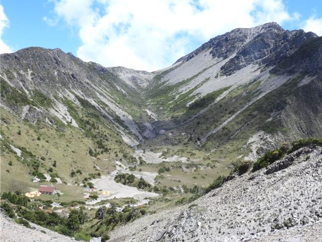 0403花蓮大地震重創太魯閣國家公園，太管處考量轄內合歡山地區受地震影響對園區低海拔地區較輕微，16日開放奇萊山區但不含奇萊東稜及南湖主峰線等生態保護區入園申請；圖為南湖圈谷。（羅亦晽攝）