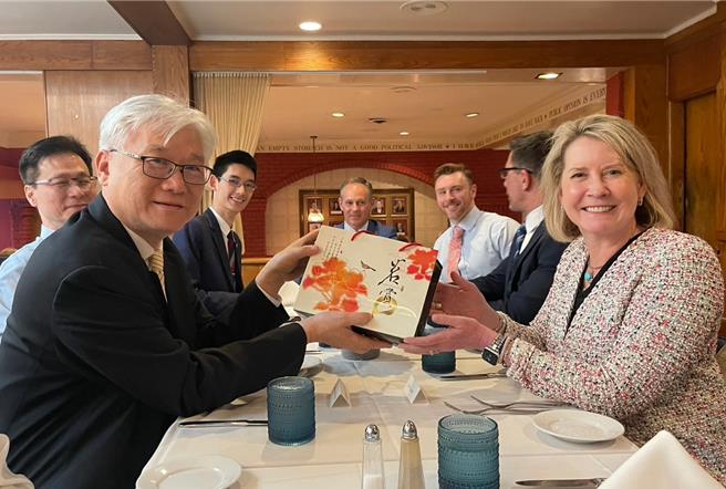 国民党副主席夏立言于美东时间9日下午，率团拜会美国智库「传统基金会」（Heritage Foundation）。（国民党提供）