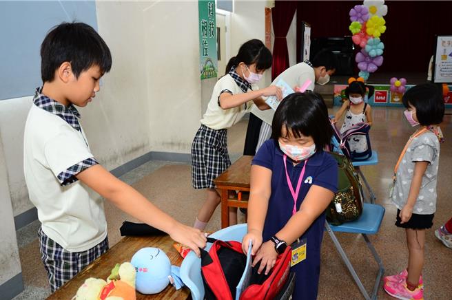 嘉义市国小一年级新生12、13日登记。图为去年小一新生入学领取上学用品。（资料照／嘉义市政府提供）