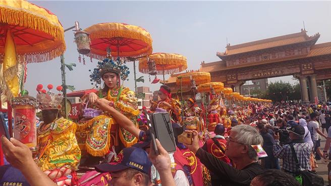 正統鹿耳門聖母廟12日建醮遶境，11日蜈蚣陣開館領旨，現場有文化局人員審核是否列入市定無形文化資產。（程炳璋攝）