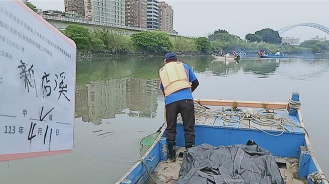 橫跨雙北兩市的新店溪自本月7日起陸續發現或接獲民眾反映有魚群暴斃，雙北已啟動「死魚緊急應變機制」。（新北市環保局提供）