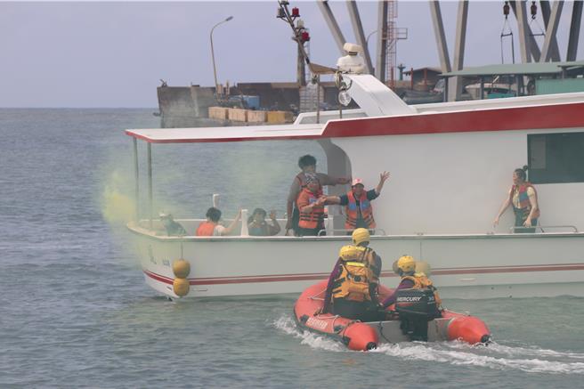 桃园市全民防卫动员暨灾害防救民安10号演习，演练各式灾害抢救情形。（蔡明亘摄）