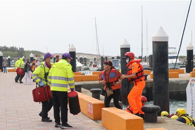 桃园市11日举行全民防卫动员暨灾害防救民安10号演习，邀请「潜势区」居民加入演练，推广紧急避难课题。（蔡明亘摄）