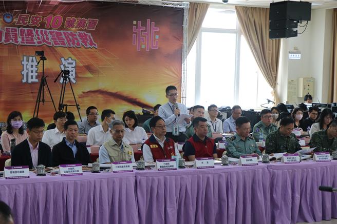 桃园市11日举行全民防卫动员暨灾害防救民安10号演习，上午办理兵棋推演。（蔡明亘摄）
