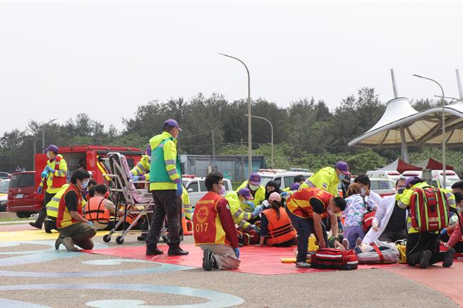 桃园市全民防卫动员暨灾害防救民安10号演习，演练大量伤患抢救状况。（蔡明亘摄）