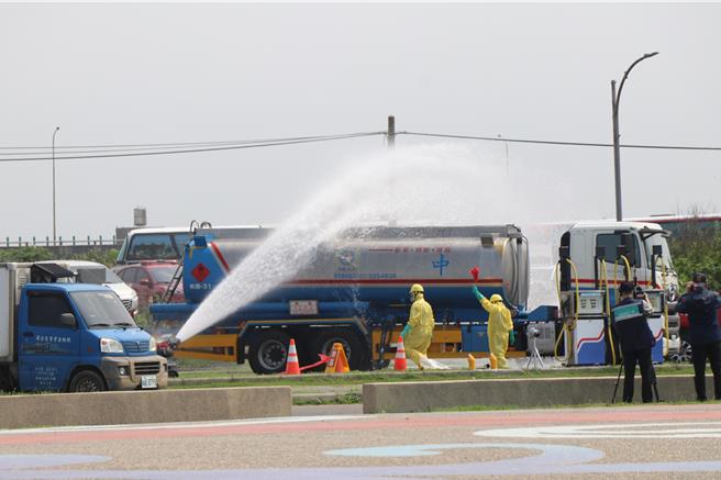 桃园市政府11日在大园竹围渔港举行全民防卫动员暨灾害防救民安10号演习。（蔡明亘摄）
