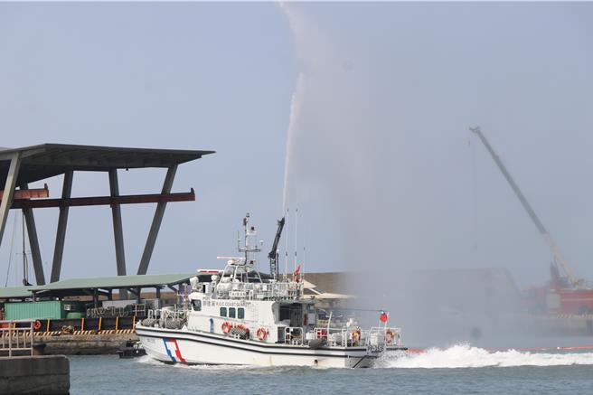 桃园市政府11日在大园竹围渔港举行全民防卫动员暨灾害防救民安10号演习。（蔡明亘摄）