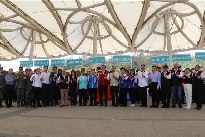 桃园市11日举行全民防卫动员暨灾害防救民安10号演习，动员各单位共600人参与。（蔡明亘摄）