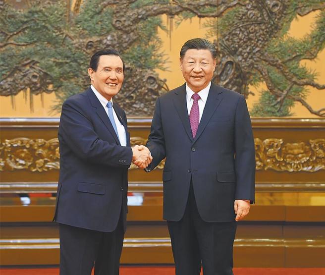 前總統馬英九（左）10日下午4時在北京人民大會堂東大廳會見大陸國家主席習近平（右），兩人在北屏風前握手合影。（圖／新華社）