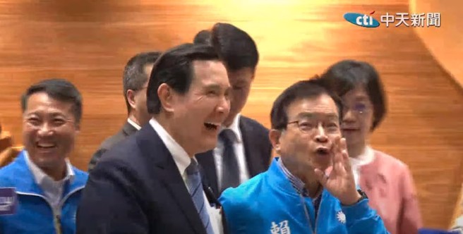 前总统马英九(前左)返台在机场发表谈话时，一度提及「「我们都是炎黄子孙，同属中华民国」。结束后被媒体问及是不是又口误，马英九大笑未回答，一旁的立委赖士葆(前右)则笑说是「故意的」。（图／取自中天新闻直播）