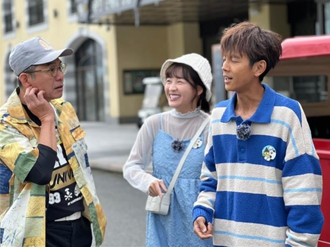 洪都拉斯（左）傻問什麼是小編，遭到籃籃（左2）嘲笑。（民視提供）