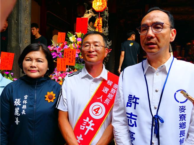 雲林縣麥寮鄉、虎尾鎮長補選將於13日投開票，國民黨主席朱立倫（右）11日南下助選，強調國民黨支持的候選人一定會以清白參選來打敗買票；另也針對馬習二會、內閣名單、麥寮發展光電等問題提出看法。（張朝欣攝）