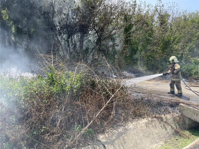 台南市消防局公布今年取締田野墓草火警共465件，較去年大幅減少百餘件。（讀者提供／程炳璋台南傳真）