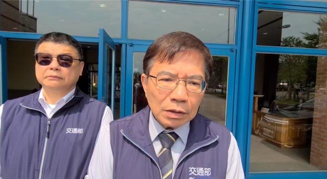 交通部长王国材（右）回应，两岸人民来往观光更应该开放，我方已开放自由行去大陆，团客部份等对岸宣布，期待对岸开放陆客来台旅游。（吴佩蓉摄）