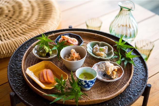  guntû 所提供的是承袭佐藤宪三先生理念的料理。以简单而精致的「重よし」料理为基础，精心为每一位客人量身打造贴合其喜好的菜单。（ 私享旅游提供／吴娮翎台北传真）