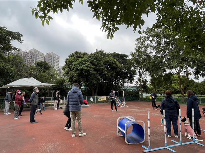 毛宝贝生命教育园区由训练师与饲主们一同训练毛宝贝。（新北市动保处提供）