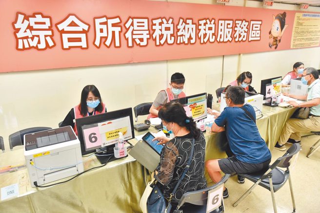 成年下修至18岁，报税留意。（资料照）