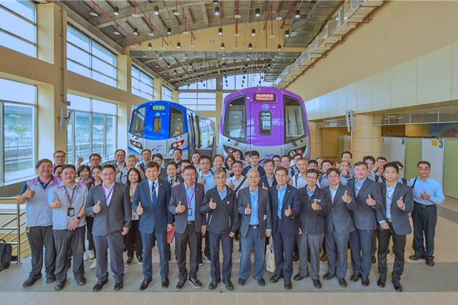 交通部铁道局11日带领台铁及高铁公司齐聚桃捷公司，交流智慧铁道发展与应用。（桃捷提供／蔡明亘桃园传真）