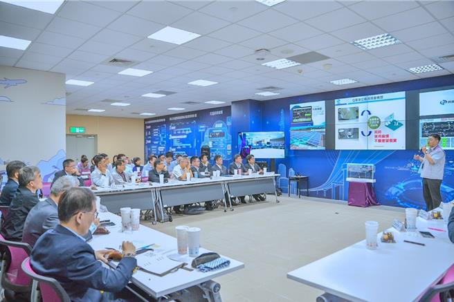 交通部铁道局11日带领台铁及高铁公司齐聚桃捷公司，交流智慧铁道发展与应用。（桃捷提供／蔡明亘桃园传真）