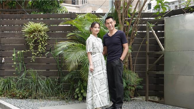 夏靖庭（右）和張寗戲裡演父女，戲外2人愛聊育兒經。（客台提供）