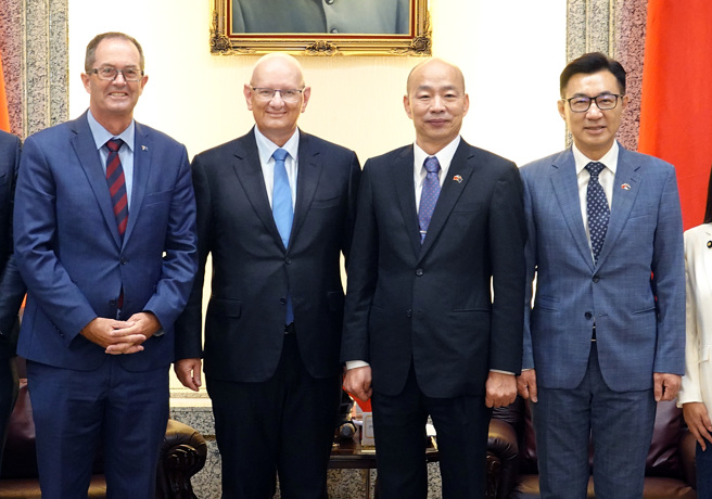 立法院长韩国瑜（右二）11日接见「澳洲跨党派国会议员访问团」澳洲联邦眾议院「外交国防暨贸易联席委员会」主席诺伊曼（左二）等一行人。（姚志平摄）