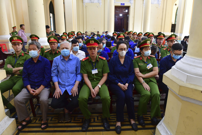 越南女首富張美蘭貪腐案，其他被告多達85人，11日也在胡志明市法院戒護之下聆判。（美聯社）