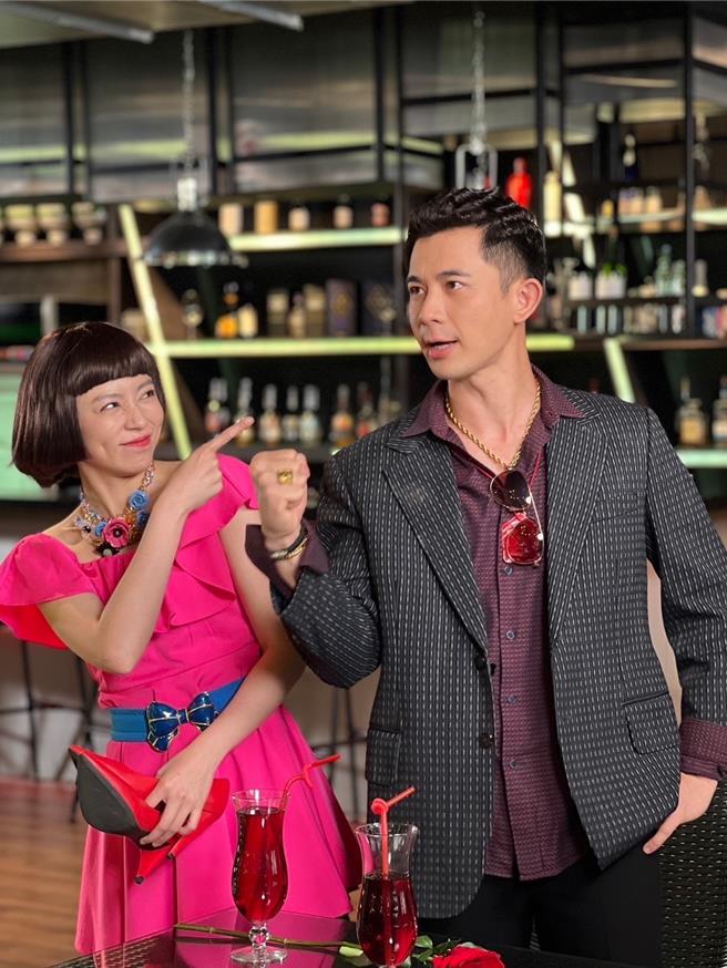 王瞳、曾子益造型逗趣。（民视提供）